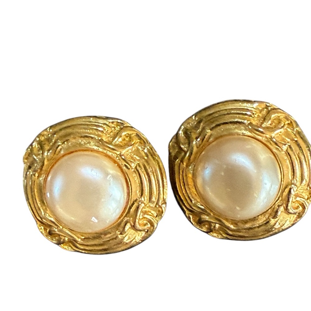 Authentic Chanel CC Coco Mark 4-Tow Pearl Vintage Clip Earrings